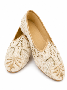 Ivory Silk Embroidered Jutti